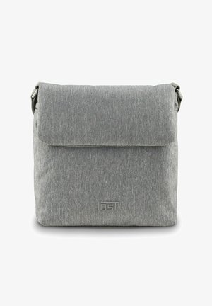 Bolso de hombro de tela gris con cierre de solapa. Presenta una textura sutil y un logo grabado en la parte frontal. Incluye una correa ajustable.