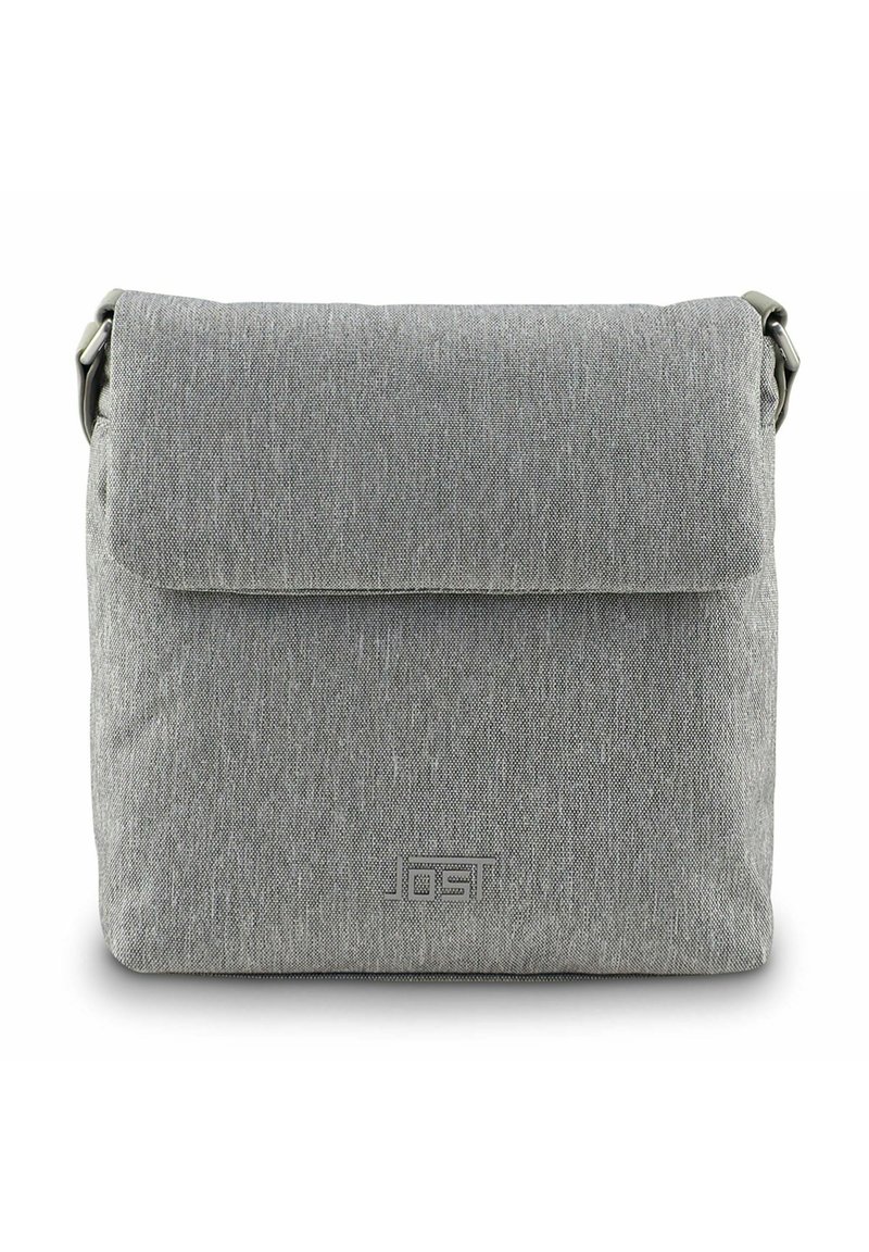 Borsa a spalla in tessuto grigio con chiusura a patta. Presenta una texture sottile e un logo impresso sul fronte. Include una tracolla regolabile.
