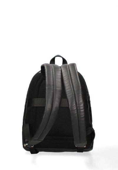 Sac à dos noir avec des sangles en cuir rembourrées, un tissu texturé et une forme structurée avec une poignée supérieure. Design minimaliste, sans matériel visible.