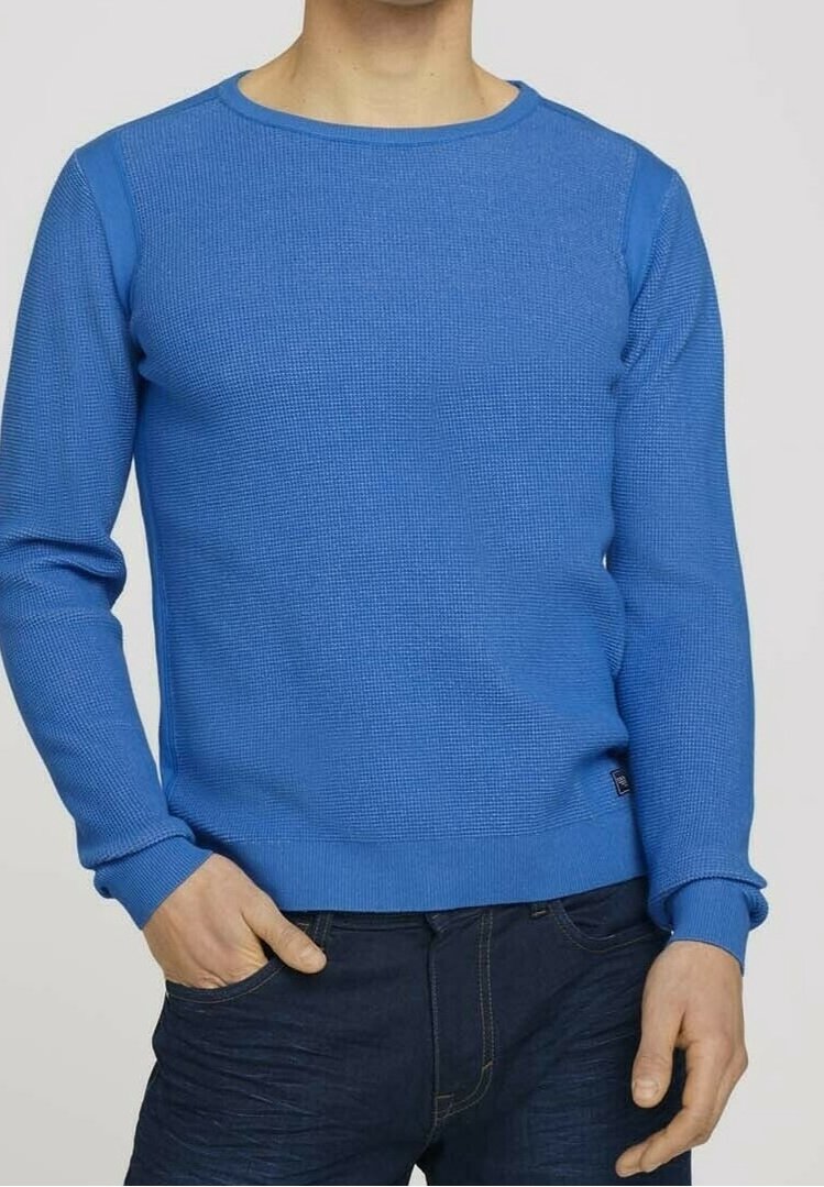 Maglione blu a trecce con scollo rotondo, maniche lunghe, polsini a costine e orlo aderente. Realizzato in tessuto tessuto con superficie strutturata.
