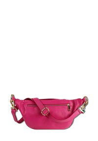 Felroze leren crossbody tas met verstelbare riem, gouden ritszak en gouden hardware, afgebeeld op een witte achtergrond.