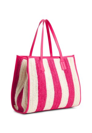 Grand sac fourre-tout avec des rayures verticales tissées roses et blanches et des poignées doubles roses unies ainsi qu'un liseré sur fond blanc.