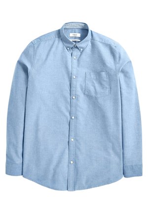 Chemise bleu clair à manches longues en tissu doux, avec un col pointu, une poche poitrine et des boutons blancs.
