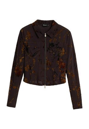 Chaqueta corta en tela oscura con estampado floral en dorado y óxido. Cuenta con cremallera frontal, cuello y dos bolsillos en el pecho.