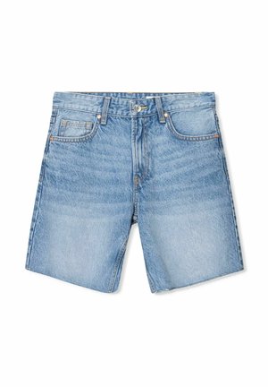 Pantalones cortos vaqueros azules con botón y cremallera frontal, dos bolsillos delanteros y trabillas para el cinturón, dispuestos planos sobre fondo blanco.