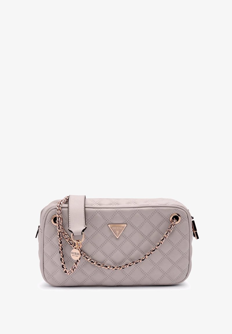 Borsa trapuntata grigio chiaro con tracolla in catena color oro rosa e charm con logo Guess ed emblema sul fronte, forma rettangolare con chiusura a zip.