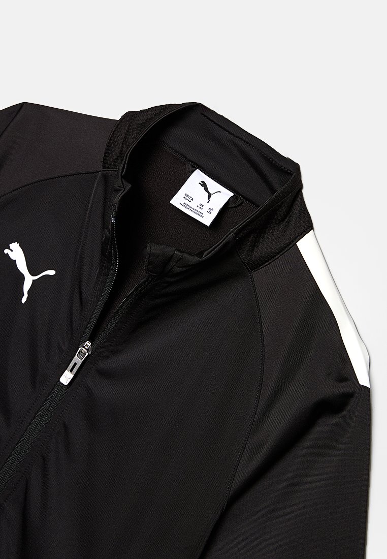 Czarna kurtka na zamek wykonaną z gładkiego materiału. Posiada wysoki kołnierz, białe akcenty na ramionach oraz logo na lewej piersi.