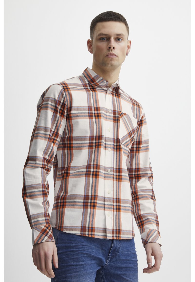 Camicia con bottoni in fantasia a quadri, con i colori arancione, blu e bianco. Maniche lunghe, una tasca sul petto e colletto.