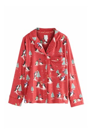 Pijamale roșii cu un design cu nasturi, având un model de pinguini și pomi verzi. Material moale, mâneci lungi și un buzunar pe piept.