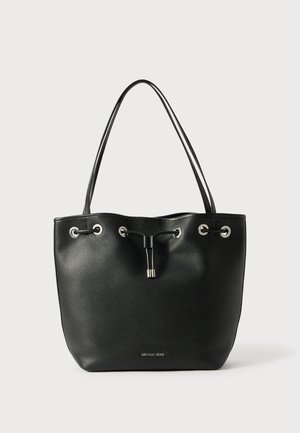 Sort tekstureret lædertaske med dobbelte skulderstropper, sølvøjer, snørelukning og lille logo i bunden midt.
