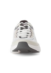 Witte sportshoe met grijze accenten, bovenwerk van mesh en dikke witte zool. Heeft platte witte veters en een gevoerde tong voor comfort.