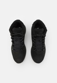 Zapatos de senderismo negros con parte superior de ante y sintético, que cuentan con un forro de cuello acolchado, cordones redondos y una suela de goma.
