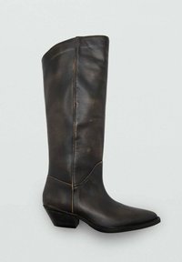 Bota de cuero marrón hasta la rodilla con punta afilada, tacón apilado y detalles de costura contrastantes a lo largo de las juntas.