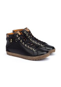 Sneakers alte nere in pelle con occhielli dorati, tomaia testurizzata e suola in gomma marrone. Presentano un colletto decorato e una fascia laterale.