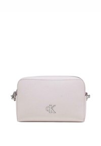 Borsa sintetica rosa con ferrature argentate, forma rettangolare e chiusura con zip. Presenta un logo discreto e una superficie texturizzata.