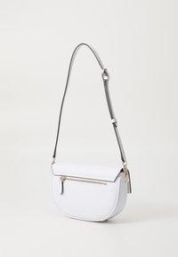 Borsa a tracolla in finta pelle bianca con forma curva, patta superiore, tasca frontale con zip e tracolla grigia regolabile. Include dettagli in oro.