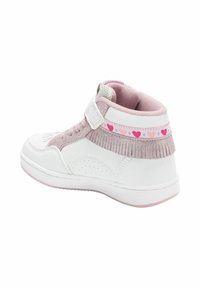 Sneaker alta bianca con dettagli rosa, camoscio testurizzato, chiusura con lacci e Velcro, e motivo a cuori sulla caviglia.