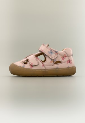 Ροζ δερμάτινο σανδάλι με σχέδια πεταλούδας, ανοιχτές πλευρές, δύο ρυθμιζόμενα ιμάντες με βέλκρο και καφέ ελαστική σόλα.