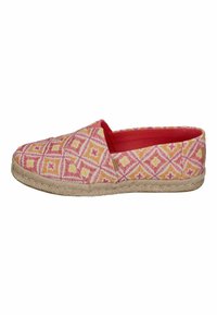 Patroon slip-on schoen met roze, oranje en gele geometrische ontwerpen, voorzien van een jute touwzool en een helderrood interieur.