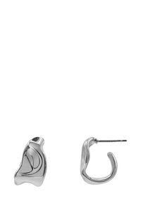 Silberne Ohrringe aus Metall mit einem organischen, abstrakten Design und sanften Kurven. Der eine Ohrring hat einen Haken, und der andere hat eine strukturierte Wellenform.