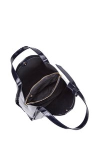 Borsa tote in pelle verniciata navy con due manici, caratterizzata da un interno in tessuto nero e una tasca con cerniera per un deposito sicuro.