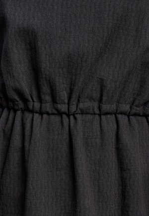 Melns teksturēts audums ar smalku viļņu rakstu. Savākta jostas dizains, radot krokotu efektu apakšmalā. Gluda apdare un mīksta tekstūra.