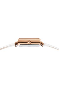 Reloj rectangular con caja de oro rosa, correa de cuero blanco y esfera plateada. Cuenta con una corona y un diseño minimalista.