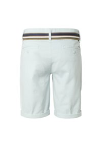 Shorts pour hommes gris clair avec ourlets retroussés, poches arrière à boutons, et ceinture rayée bleu marine, blanche et marron passée dans les passants.