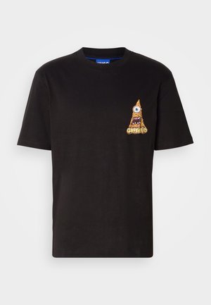 Svart bomull T-skjorte med rund hals, med et fargerikt grafisk motiv av et monster med ett øye og en munn på venstre brystområde.