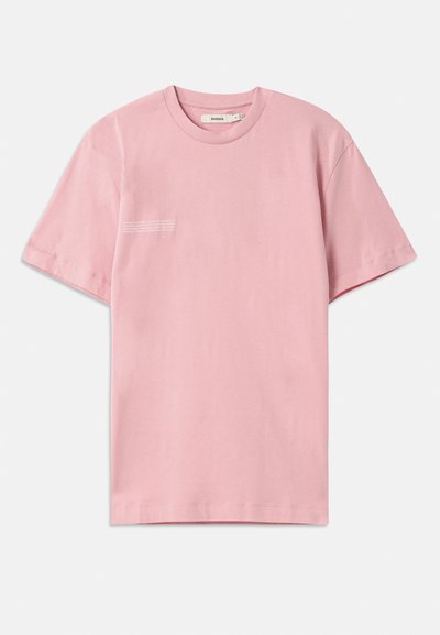 T-shirt rose clair à manches courtes en coton. Présente un col rond et un petit détail de texte imprimé sur la zone gauche de la poitrine.