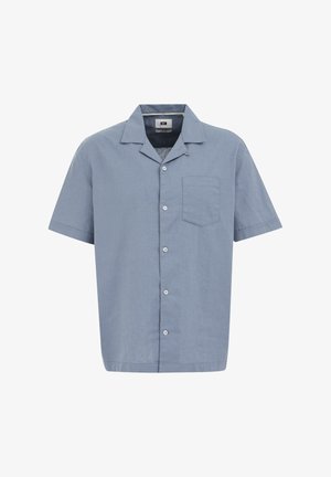 Rövid ujjú gombos ing világoskék anyagból, gallérral, mellzsebbél és egyszerű fehér gombokkal, laza fazonnal.