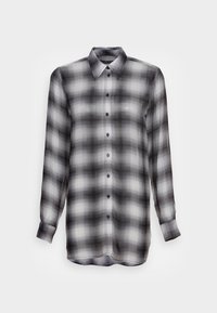 Langärmliges kariertes Hemd in Schwarz- und Weißtönen, mit klassischem Kragen und Knopfschluss, das markante Gittermuster und eine weiche Textur aufweist.