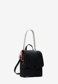 Schwarzer Leder-Rucksack mit geprägtem Blumenmuster, verstellbarem weißen Nietenriemen und roten Akzenten. Hat einen Klappenverschluss und einen Reißverschluss.