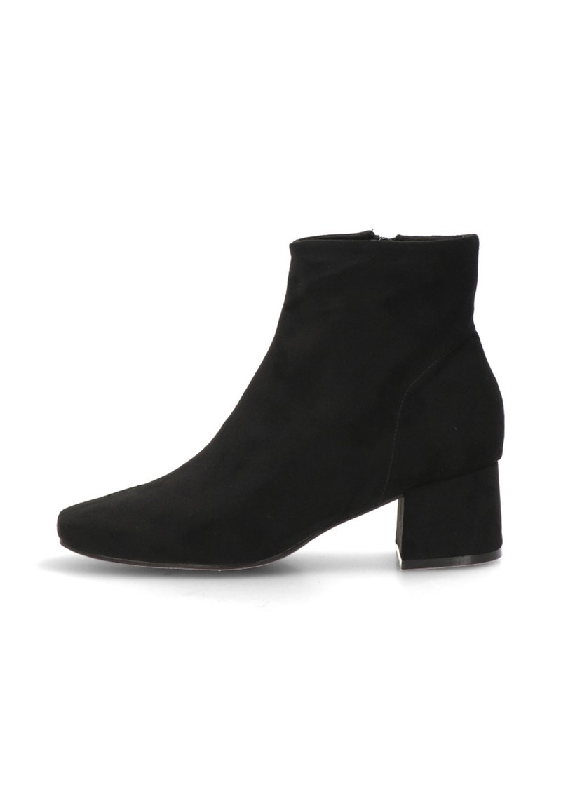 Botines de ante negro con puntera afilada y tacón block de altura media. Textura suave y detalles de costura mínimos.