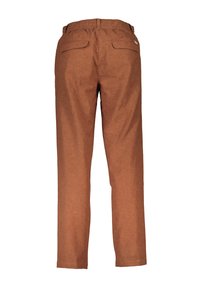Bruine linnen broek met een relaxte pasvorm, elastische tailleband en twee achterzakken. Soepele textuur met een subtiele glans.