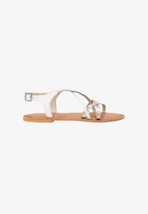 Witte leren sandaal met gevlochten banden en metalen accenten. Platte zool met een bruine afwerking. Zijgesp voor een veilige pasvorm.