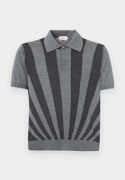 Γκρι πόλο μπλούζα με κοντά μανίκια και μοτίβο ηλιαχτίδας σε σκούρο γκρι που ακτινοβολεί από το κάτω κέντρο, με τρεις κουμπότρυπες και διπλωμένη γιακά.