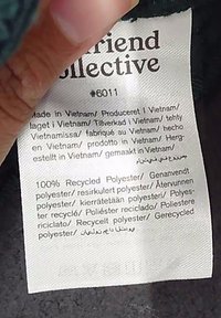 Riide silt, mis ütleb, et valmistatud Vietnamis ja sisaldab 100% taaskasutatud polüestrit mitmes keeles.