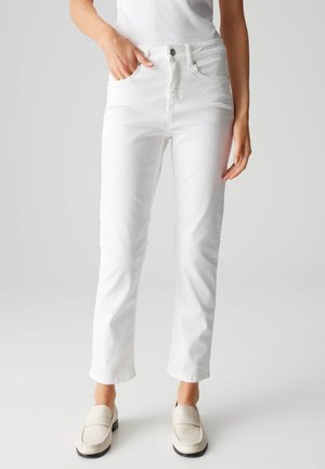 Jean en denim blanc avec une coupe droite, dotés de poches avant, de passants de ceinture et d'une fermeture par bouton et zip. Tissu texturé.