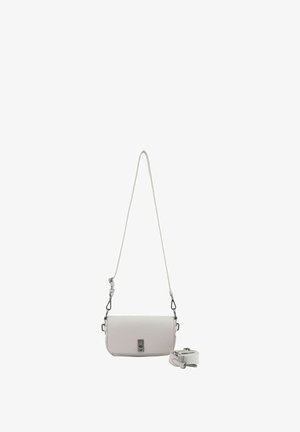 Sac bandoulière rectangulaire blanc avec sangle ajustable, fermoir en métal noir et une sangle supplémentaire détachable sur fond blanc.