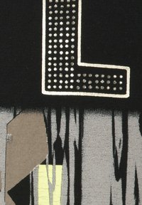 Grafisches schwarzes Shirt mit metallischem silbernem "L"-Design, verziert mit Strasssteinen, und abstrakten Mustern in Grau- und Gelbtönen.