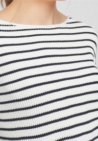Top bianco con righe orizzontali blu navy, tessuto a costine texturizzato, scollatura rotonda e bordi senza cuciture. Adatta bene sulle spalle.