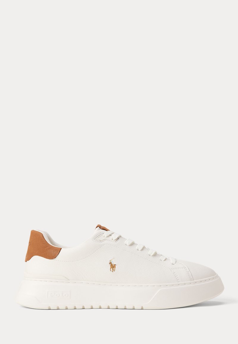 Λευκό sneaker χαμηλού προφίλ με ταμπά ταμπάκι στη φτέρνα, λευκά κορδόνια και μικρό κεντητό λογότυπο παίκτη πόλο στη πλευρά πάνω από χονδρό πάτο.