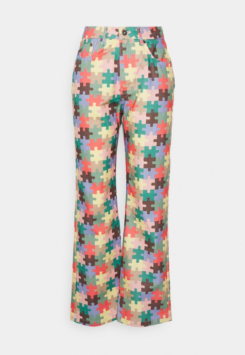 Calças coloridas com um padrão de puzzle em várias cores, feitas de tecido com um design de perna reta e bolsos frontais.