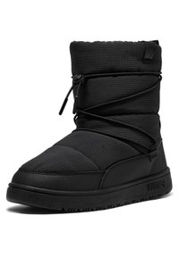 Botte noire avec un dessus en nylon côtelé, un col rembourré et des lacets ronds. La semelle est en caoutchouc texturé avec des motifs de grip pour une meilleure adhérence.