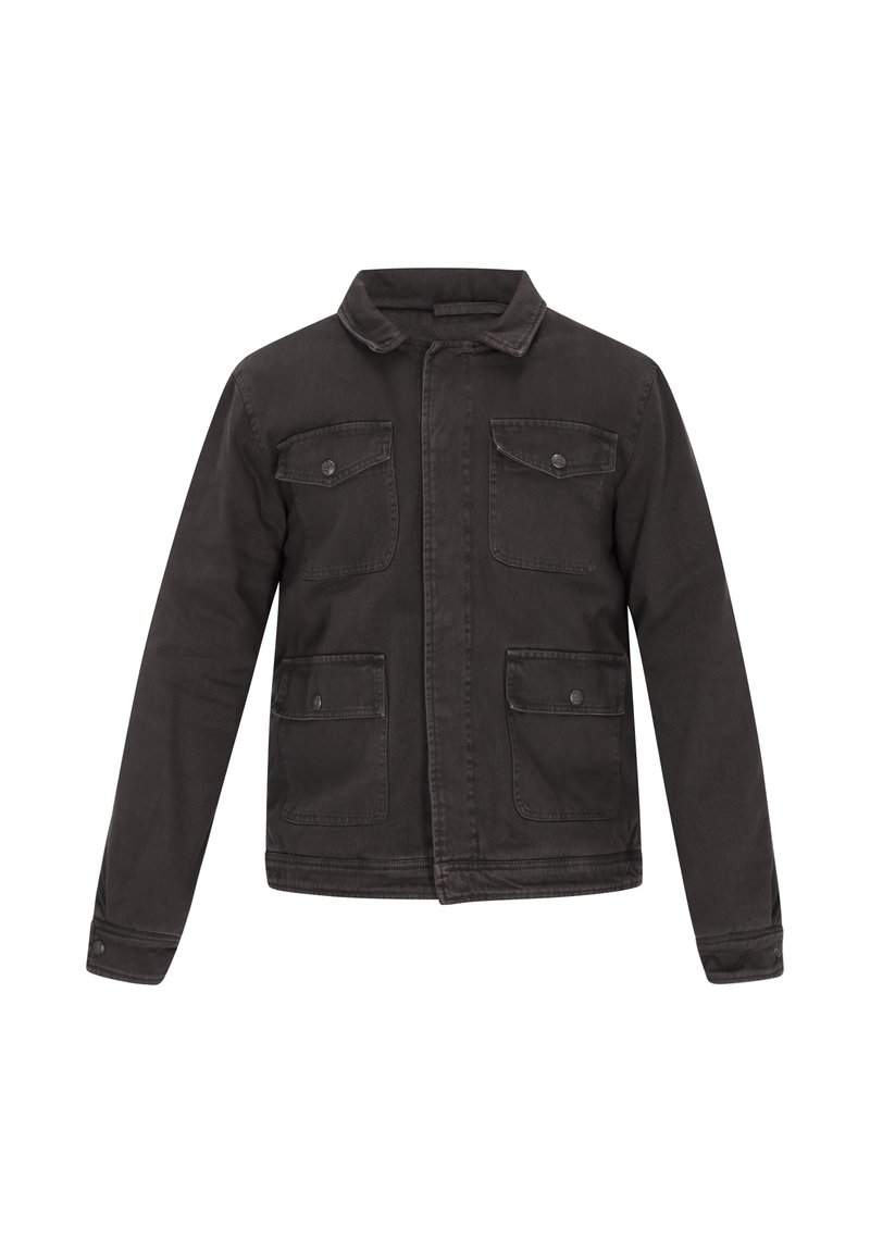 Sort denimjakke med krave, frontlukning med knapper, fire lommer og lange ærmer. Har en ensfarvet overflade og en glat tekstur.