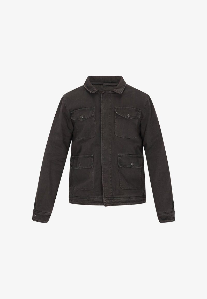 Sort denimjakke med krave, frontlukning med knapper, fire lommer og lange ærmer. Har en ensfarvet overflade og en glat tekstur.