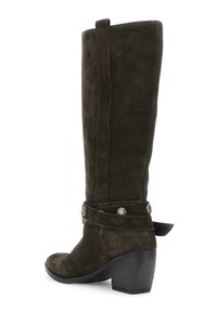 Bota de ante marrón oscuro alta con un tacón grueso de altura media y una correa decorativa con tachuelas metálicas alrededor del tobillo.