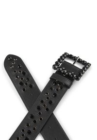Cintura in pelle nera con un design chiodato e una fibbia embellita di cristalli. Presenta più fori lungo la cinghia per la regolazione.