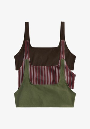 Tre top corti da donna impilati, in tessuto costina marrone scuro tinta unita, bordeaux a righe bianche e verde oliva tinta unita.